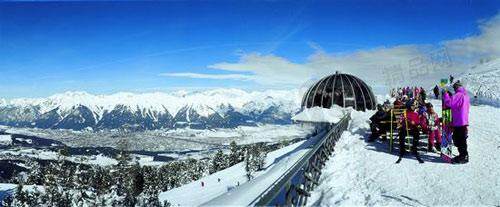 建在半山腰的木蘭纜車站可直達雪朗峰頂，讓游客近窺天堂